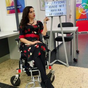 Marina Weisband Instagram - Heute war ich an der VHS in Wuppertal. Mein Takeaway des Abends: Deutschland Schlechtreden ist, was die Rechten tun. Wir müssen Ihnen dabei nicht helfen. Vieles ist gut. Vieles wird besser. Viele Entscheidungen werden völlig falsch getroffen. Aber auch dagegen sind wir nicht machtlos. Wir können unseren Abgeordneten schreiben, wir können aufbegehren, wir können kommunale Strukturen bilden. Wie die Zukunft wird, entscheiden wir alle heute.