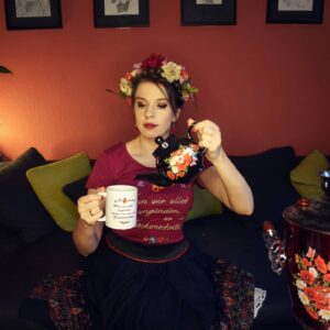 Marina Weisband Instagram - Vor einiger Zeit habe ich aus Frust über Politik gestickt. Entstanden ist die Stickerei "Wenn wir alles anzünden, sparen wir uns viele Zwischenschritte."

Ihr könnt sie jetzt als Shirt, Hoodie oder Tasse erwerben und eure politische Meinung zu einer ganzen Bandbreite von Themen ausdrücken!

Hier entlang: https://supergeek.de/de/afelia/

#Stickerei #tshirt #ProduktiveResignation