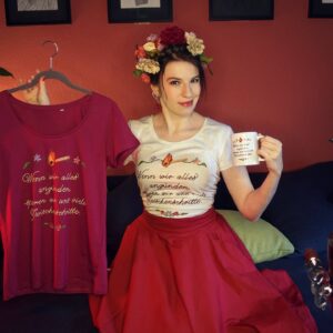 Marina Weisband Instagram - Vor einiger Zeit habe ich aus Frust über Politik gestickt. Entstanden ist die Stickerei "Wenn wir alles anzünden, sparen wir uns viele Zwischenschritte."

Ihr könnt sie jetzt als Shirt, Hoodie oder Tasse erwerben und eure politische Meinung zu einer ganzen Bandbreite von Themen ausdrücken!

Hier entlang: https://supergeek.de/de/afelia/

#Stickerei #tshirt #ProduktiveResignation