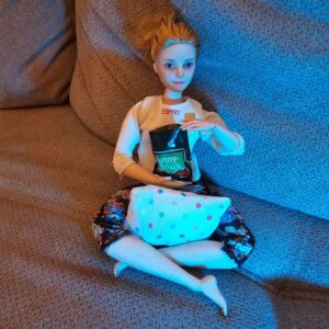 Marina Weisband Instagram - Sloppy Barbie geht es nicht gut und sie nimmt sich Zeit für sich. Sie hat ihre Haare seit einer Woche nicht gewaschen und sie hat keine Lust, ihre Pickel zu überschminken. Aber sie weiß, dass morgen auch ein Tag sein wird und dass sie sogar in dieser Form wertvoll als Mensch ist.
Gesicht selbstgemalt, Augen mit Epoxidharz, Chipstüte auch selbst gebastelt.
#Barbie #OOAK