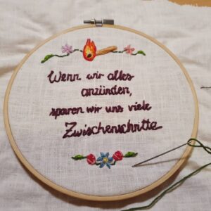 Marina Weisband Instagram - Wenn wir jetzt alles anzünden, sparen wir uns viele Zwischenschritte

Eine #Stickerei, die man zum #Klimakrise, #Corona, #Management oder für viele andere Themen benutzen kann.

#Handarbeit