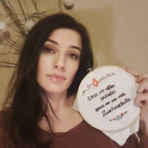 Marina Weisband Instagram - Wenn wir jetzt alles anzünden, sparen wir uns viele Zwischenschritte

Eine #Stickerei, die man zum #Klimakrise, #Corona, #Management oder für viele andere Themen benutzen kann.

#Handarbeit