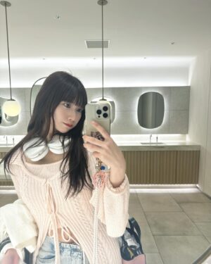 Marina Yamada Instagram - .
最近の美容事情🤍

髪の毛ひさしぶりにカットしてもらった‪✂︎‬

最近は伸ばしてるから毛先整えるくらいだったんだけど
前の方だけレイヤー入れてもらってオシャレな感じになった♡
前髪も切ったよ〜 ぱっつん楽！カラーもとってもかわいい🪻
@akiyamasensei_aid 
ありがとうございます( ◜ω◝ )

あとクインベル表参道 (@quinbelle_omotesando )
さんで美容鍼してもらってきた！
ひさしぶりに鍼したかも🪡

気になってたむくみとかほうれい線とかを中心に
アプローチしてもらって
終わった瞬間すっきりしててびっくりした。
個人差あると思うけど、
わたしは左右差とかもあったんだけど
そこもおわったあと触ってみたら改善されてて感動した🥹
頭周りとか目元とかもほぐれて、気持ちよかったな〜

定期的にいくのがやっぱいいからちゃんと通う！☺︎

みんな是非行ってみて欲しいんだけど
わたしの投稿を見て予約すると
18,000円の美容鍼コースが9,000円で受けられるみたい！
なので是非使ってみてね！☺︎

#pr