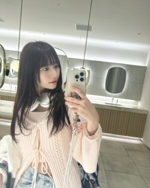 Marina Yamada Instagram - .
最近の美容事情🤍

髪の毛ひさしぶりにカットしてもらった‪✂︎‬

最近は伸ばしてるから毛先整えるくらいだったんだけど
前の方だけレイヤー入れてもらってオシャレな感じになった♡
前髪も切ったよ〜 ぱっつん楽！カラーもとってもかわいい🪻
@akiyamasensei_aid 
ありがとうございます( ◜ω◝ )

あとクインベル表参道 (@quinbelle_omotesando )
さんで美容鍼してもらってきた！
ひさしぶりに鍼したかも🪡

気になってたむくみとかほうれい線とかを中心に
アプローチしてもらって
終わった瞬間すっきりしててびっくりした。
個人差あると思うけど、
わたしは左右差とかもあったんだけど
そこもおわったあと触ってみたら改善されてて感動した🥹
頭周りとか目元とかもほぐれて、気持ちよかったな〜

定期的にいくのがやっぱいいからちゃんと通う！☺︎

みんな是非行ってみて欲しいんだけど
わたしの投稿を見て予約すると
18,000円の美容鍼コースが9,000円で受けられるみたい！
なので是非使ってみてね！☺︎

#pr