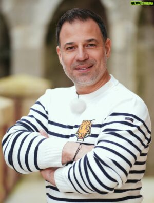 Mario Barravecchia Instagram - Hello les amiiiis 🥰

Ça y est, l'émission @fort_boyard_off c'est demain sur #france2 !

Une aventure extraordinaire au profit de l'association @arsla_ pour une cause qui me tient à cœur, la lutte contre la maladie de Charcot.

C'était une journée pleine de rires, de joies, d'émotions et de petits bobos 😅 aux côtés de personnalités au top @claude_kohlanta @maelle.off @marinelorphelin_off @pascal_bataille_ @lavieestbelle_sla 

Je compte sur vous pour être devant votre écran 🥰

Bonnes vacances à toutes et tous, et surtout, profitez de ceux que vous aimez ❤️

@france.tv @les_invincibles_au
#fortboyard #france2 #aventure #arsla