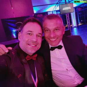 Mario Barravecchia Instagram - Beau  week-end de la #ventedesvins avec une belle soirée caritative organisée par @beaunepartenairesevenements au @domaineabbayedemaizieres
Entourés de mes amis @christopheguion @plasticbertrandofficial #Tex #FabriceJacquet @delasiesta

À l'année prochaine 😊🙏