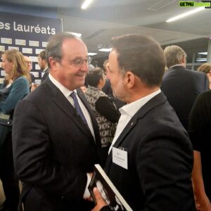 Mario Barravecchia Instagram - Très heureux d'avoir participé à la cérémonie des lauréats @arsla_ mettant à l'honneur les chercheurs devant une assemblée composée de scientifiques, cliniciens, sénateurs, députés et personnes touchées par la #sla

Merci au Président Mr @fhollande
pour son soutien et sa présence a nos côtés, 
Il a souligné l'importance de notre combat et de nos actions qui servent bien au-delà de la communauté SLA.

Merci à Mme la ministre Agnès Firmin Le Bodo qui nous a annoncé le financement dans le cadre du PNMR 4, une belle avancée pour la prise en charge des personnes malades !

Merci à mon amie Mme la ministre Fadila Khattabi qui a confirmé sa présence à nos côtés et son désir de recevoir notre projet sur la compensation du handicap ! 

Merci aux sénateurs et députés présents pour leur soutien.

Et un grand merci également à nos témoins, Loïc et Lorène qui ont su mettre des mots justes et sans détours sur la réalité de la maladie, tous les lauréats 2023 qui ont exposé leur projet de recherche en expliquant les perspectives et l'impact de leur travaux, notre Conseil Scientifique co-présidé par Pierre-francois Pradat et Cédric Raoul, notre Conseil d’Administration avec Valérie Goutines, le Pr Claude Desnuelle et Thierry d'Artigues aux manettes du bureau ! 

Et je tiens à remercier l'association #ARSLA d'exister et de continuer à lutter contre la maladie de Charcot.
Je serais toujours à vos côtés !

#ARSLA #SLA #SLA2023 #maladiedecharcot #invincibles #rechercheSLA #monperemabataille @editionsprisma @lyndalagencelm @ambre_rouviere @philippe_hebrard_auteur @fadilakhattabi @agnes.firminlebodo