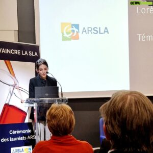 Mario Barravecchia Instagram - Très heureux d'avoir participé à la cérémonie des lauréats @arsla_ mettant à l'honneur les chercheurs devant une assemblée composée de scientifiques, cliniciens, sénateurs, députés et personnes touchées par la #sla

Merci au Président Mr @fhollande
pour son soutien et sa présence a nos côtés, 
Il a souligné l'importance de notre combat et de nos actions qui servent bien au-delà de la communauté SLA.

Merci à Mme la ministre Agnès Firmin Le Bodo qui nous a annoncé le financement dans le cadre du PNMR 4, une belle avancée pour la prise en charge des personnes malades !

Merci à mon amie Mme la ministre Fadila Khattabi qui a confirmé sa présence à nos côtés et son désir de recevoir notre projet sur la compensation du handicap ! 

Merci aux sénateurs et députés présents pour leur soutien.

Et un grand merci également à nos témoins, Loïc et Lorène qui ont su mettre des mots justes et sans détours sur la réalité de la maladie, tous les lauréats 2023 qui ont exposé leur projet de recherche en expliquant les perspectives et l'impact de leur travaux, notre Conseil Scientifique co-présidé par Pierre-francois Pradat et Cédric Raoul, notre Conseil d’Administration avec Valérie Goutines, le Pr Claude Desnuelle et Thierry d'Artigues aux manettes du bureau ! 

Et je tiens à remercier l'association #ARSLA d'exister et de continuer à lutter contre la maladie de Charcot.
Je serais toujours à vos côtés !

#ARSLA #SLA #SLA2023 #maladiedecharcot #invincibles #rechercheSLA #monperemabataille @editionsprisma @lyndalagencelm @ambre_rouviere @philippe_hebrard_auteur @fadilakhattabi @agnes.firminlebodo