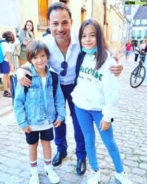 Mario Barravecchia Instagram - Mes enfants, mes amours, ma vie... Quelle chance j'ai d'être votre papa. Vous êtes mes plus beaux cadeaux, chaque jour, vous illuminez mes jours, vous me donnez la force pour avancer et traverser les tempêtes.
Je vous regarde et je vois dans vos yeux que rien n'est plus fort que notre amour ❤️
Vous grandissez mais vous resterez à jamais mes bébés.
Je serai toujours à vos côtés pour vous aider à affronter les obstacles et gare à ceux qui oseront vous faire du mal, ils me trouveront sur leur chemin quoi qu'il m'en coûte.
Je serai là, toujours là pour vous protéger et vous aimer de toutes mes forces.
Bonne rentrée scolaire mes amours et bonne rentrée à tous les enfants et parents.

#rentree2021 #CP #6eme #ecole #vie #famille