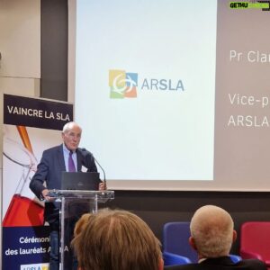Mario Barravecchia Instagram - Très heureux d'avoir participé à la cérémonie des lauréats @arsla_ mettant à l'honneur les chercheurs devant une assemblée composée de scientifiques, cliniciens, sénateurs, députés et personnes touchées par la #sla

Merci au Président Mr @fhollande
pour son soutien et sa présence a nos côtés, 
Il a souligné l'importance de notre combat et de nos actions qui servent bien au-delà de la communauté SLA.

Merci à Mme la ministre Agnès Firmin Le Bodo qui nous a annoncé le financement dans le cadre du PNMR 4, une belle avancée pour la prise en charge des personnes malades !

Merci à mon amie Mme la ministre Fadila Khattabi qui a confirmé sa présence à nos côtés et son désir de recevoir notre projet sur la compensation du handicap ! 

Merci aux sénateurs et députés présents pour leur soutien.

Et un grand merci également à nos témoins, Loïc et Lorène qui ont su mettre des mots justes et sans détours sur la réalité de la maladie, tous les lauréats 2023 qui ont exposé leur projet de recherche en expliquant les perspectives et l'impact de leur travaux, notre Conseil Scientifique co-présidé par Pierre-francois Pradat et Cédric Raoul, notre Conseil d’Administration avec Valérie Goutines, le Pr Claude Desnuelle et Thierry d'Artigues aux manettes du bureau ! 

Et je tiens à remercier l'association #ARSLA d'exister et de continuer à lutter contre la maladie de Charcot.
Je serais toujours à vos côtés !

#ARSLA #SLA #SLA2023 #maladiedecharcot #invincibles #rechercheSLA #monperemabataille @editionsprisma @lyndalagencelm @ambre_rouviere @philippe_hebrard_auteur @fadilakhattabi @agnes.firminlebodo