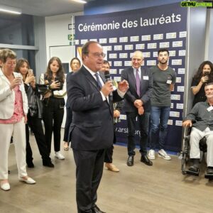 Mario Barravecchia Instagram - Très heureux d'avoir participé à la cérémonie des lauréats @arsla_ mettant à l'honneur les chercheurs devant une assemblée composée de scientifiques, cliniciens, sénateurs, députés et personnes touchées par la #sla

Merci au Président Mr @fhollande
pour son soutien et sa présence a nos côtés, 
Il a souligné l'importance de notre combat et de nos actions qui servent bien au-delà de la communauté SLA.

Merci à Mme la ministre Agnès Firmin Le Bodo qui nous a annoncé le financement dans le cadre du PNMR 4, une belle avancée pour la prise en charge des personnes malades !

Merci à mon amie Mme la ministre Fadila Khattabi qui a confirmé sa présence à nos côtés et son désir de recevoir notre projet sur la compensation du handicap ! 

Merci aux sénateurs et députés présents pour leur soutien.

Et un grand merci également à nos témoins, Loïc et Lorène qui ont su mettre des mots justes et sans détours sur la réalité de la maladie, tous les lauréats 2023 qui ont exposé leur projet de recherche en expliquant les perspectives et l'impact de leur travaux, notre Conseil Scientifique co-présidé par Pierre-francois Pradat et Cédric Raoul, notre Conseil d’Administration avec Valérie Goutines, le Pr Claude Desnuelle et Thierry d'Artigues aux manettes du bureau ! 

Et je tiens à remercier l'association #ARSLA d'exister et de continuer à lutter contre la maladie de Charcot.
Je serais toujours à vos côtés !

#ARSLA #SLA #SLA2023 #maladiedecharcot #invincibles #rechercheSLA #monperemabataille @editionsprisma @lyndalagencelm @ambre_rouviere @philippe_hebrard_auteur @fadilakhattabi @agnes.firminlebodo