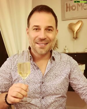 Mario Barravecchia Instagram - Merci à tous pour vos nombreux messages qui me font sincèrement plaisir, grâce à vous ma journée à été remplie d'amour 😊❤️

#birthday #friends #family #love