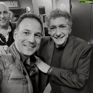 Mario Barravecchia Instagram - Merci à mon ami @frederic_francois_officiel de m'avoir fait partager un beau duo sur son nouvel album qui sortira en janvier pour ses 50 ans de carrière.
Un artiste fidèle et humble qui a vendu plus de 35 millions d'albums !
Une belle fête aussi à l'@olympiahall aux côtés de @michel_drucker_off le #boss
@jean_baptiste_guegan @fredzeitoun @sandrakimofficial