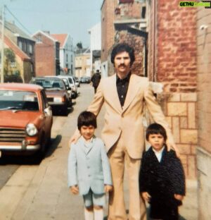 Mario Barravecchia Instagram - Dimanche en famille...
On ressort les photos ❤️
Souvenir d'un été 1981 avec mon père et mon frère ❤️

#souvenirs #family #sicile #pereetfils #brothers