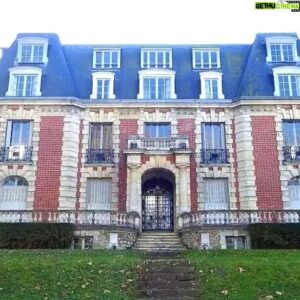 Mario Barravecchia Instagram - Aujourd'hui, 20 ans, jour pour jour... que j'ai quitté ce château. Une étape de ma vie que je ne peux oublier et qui aura changé ma vie à tout jamais.
A très bientôt pour de nouvelles aventures 🙏😊😘

#souvenirs #starac #TF1 @nikosaliagas @mathieuvergne @aljofficiel @jp.lacoste @vpanozzo
