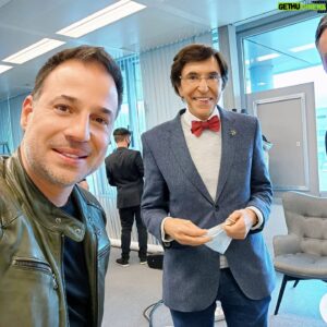 Mario Barravecchia Instagram - Réunir les personnalités italo-belge autour d'un projet hommage à nos ancêtres...

Une très belle journée de tournage à Bruxelles avec @frederic_francois_officiel
@sandrakimofficial
@roccogranataofficial
@silva_music_officiel
@elvispompilio
@eliodirupo
@jmzecca @michael_miraglia
@silentjill @ophelie.fontana
@livia_dushkoff
#baseggio 

Merci à @rtltvi et @rtbf
Clip à découvrir très bientôt 😉...