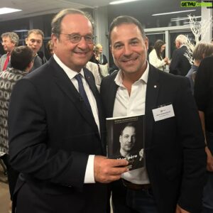 Mario Barravecchia Instagram - Très heureux d'avoir participé à la cérémonie des lauréats @arsla_ mettant à l'honneur les chercheurs devant une assemblée composée de scientifiques, cliniciens, sénateurs, députés et personnes touchées par la #sla

Merci au Président Mr @fhollande
pour son soutien et sa présence a nos côtés, 
Il a souligné l'importance de notre combat et de nos actions qui servent bien au-delà de la communauté SLA.

Merci à Mme la ministre Agnès Firmin Le Bodo qui nous a annoncé le financement dans le cadre du PNMR 4, une belle avancée pour la prise en charge des personnes malades !

Merci à mon amie Mme la ministre Fadila Khattabi qui a confirmé sa présence à nos côtés et son désir de recevoir notre projet sur la compensation du handicap ! 

Merci aux sénateurs et députés présents pour leur soutien.

Et un grand merci également à nos témoins, Loïc et Lorène qui ont su mettre des mots justes et sans détours sur la réalité de la maladie, tous les lauréats 2023 qui ont exposé leur projet de recherche en expliquant les perspectives et l'impact de leur travaux, notre Conseil Scientifique co-présidé par Pierre-francois Pradat et Cédric Raoul, notre Conseil d’Administration avec Valérie Goutines, le Pr Claude Desnuelle et Thierry d'Artigues aux manettes du bureau ! 

Et je tiens à remercier l'association #ARSLA d'exister et de continuer à lutter contre la maladie de Charcot.
Je serais toujours à vos côtés !

#ARSLA #SLA #SLA2023 #maladiedecharcot #invincibles #rechercheSLA #monperemabataille @editionsprisma @lyndalagencelm @ambre_rouviere @philippe_hebrard_auteur @fadilakhattabi @agnes.firminlebodo