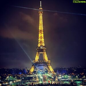 Mario Barravecchia Instagram - Je vous souhaite à toutes et tous un très joyeux Noël. Que la lumière qui est en vous brille éternellement comme celle de cette magnifique Tour Eiffel 🙏
Profitez des gens que vous aimez ❤️

#happychristmas #joyeuxnoel