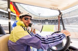 Mario Barth Instagram - Exakt heute vor zehn Jahren. Weltrekord!🏅 Bis heute ungeschlagen. 116.498 Zuschauer innerhalb 24 Stunden. In meiner Heimatstadt. Im Olympiastadion Berlin. Dort steht bis heute auch noch der Buddy Bär mit allen 116.498 Namen drauf. Einfach geil! 🔥