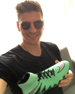 Mario Gomez Instagram - The sun is back in istanbul ☀️ just in time i got my cool, new spring coloured hypervenom 😎 thanks @nikefootball 
#hypervenom #nike #bjk #blackeagle #33 #happy