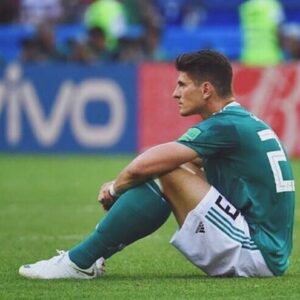 Mario Gomez Instagram - Leider ist für uns der Traum schon zu Ende! Auch am zweiten Tag danach fühlt es sich noch beschissen an. Wir haben diesmal aber nicht mehr als die Vorrunde verdient. So hart es klingt. Wir waren zu keiner Zeit eine homogene Mannschaft auf dem Feld. Dieser Kritik müssen wir uns stellen! Ich hatte es nicht für möglich gehalten, dass das diesem tollen Team passieren kann... Einen großen Dank an all unsere Fans, die uns bis zum bitteren Ende so großartig Unterstützt haben. Jetzt brauche ich erst mal ein wenig Zeit, das zu verarbeiten. Aber nach Regen kommt immer Sonne ☀️ Werde die Zeit mit meiner Family genießen und abschalten. Euer Mario