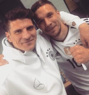 Mario Gomez Instagram - Beschreibt diesen Typen mit einem Emoji... 😁

Legende 🙌🏽 @poldi_official 
#eswarmireineehre #bilderbuchende #esgibteinenfussballgott #immerlocker #smile😁😁😁