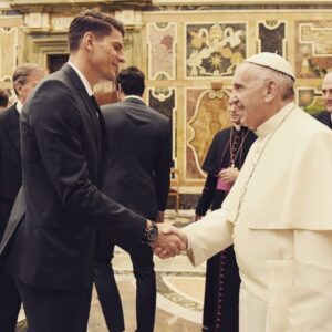 Mario Gomez Instagram - It was a pleasure! ☺️ What a cool pope...🤘🏽LOVE&PEACE❤️
#diemannschaft #pope #vatican #thankyou