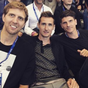 Mario Gomez Instagram - Amazing night...👌🏽 @swish41 @miroslav_klose @nikefootball #finale#berlin#nike#barca#champions#fun#dirkistsoooogroß