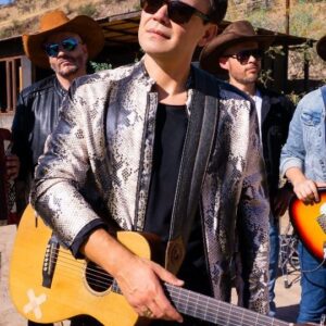 Mario Guerrero Instagram - Hoy a las 00:00 lanzamos Amor de Pueblo Megamix en todas las plataformas digitales.

Les dejo un adelanto de lo que fue grabar este single producido por @nelsonalexisc y la parte ejecutiva y creativa de @alex_munozc 

Disfruten este adelanto y nos vemos a las 00:00!!

🎬: @tresfilmschile 
📸: @gabriel.salazarr