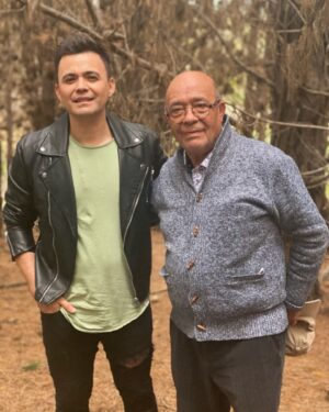Mario Guerrero Instagram - Viejo querido❤️

Te abrazo a la distancia, sabiendo que hoy muchos te estarán saludando. Siempre disfruto de tu compañía en cada concierto y me alegra ver cómo disfrutas de cada lugar donde me presento. ¡Conoces más que yo!

Te amo, viejo, y vamos por muchos más kilómetros juntos.

Feliz cumpleaños.

#godisgood