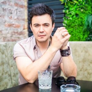 Mario Guerrero Instagram - #Labotella ya está disoonible en todas las plataformas digitales!!! En mis stories les dejo el link para que la escuchen! 😎🥃🤠

#nuevosingle #nuevamusica #marioguerrero #musicachilena #musicaentendencia #musicanueva #labotella
