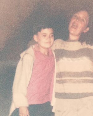 Mario Guerrero Instagram - Madre mía, 

Sé que mi amor no se compara con el que sientes tú por mi, pero aún así no deja de ser eterno… infinito. 

Te amo mamá …feliz cumpleaños! ❤️