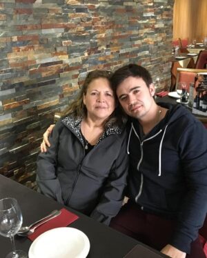 Mario Guerrero Instagram - Madre mía, 

Sé que mi amor no se compara con el que sientes tú por mi, pero aún así no deja de ser eterno… infinito. 

Te amo mamá …feliz cumpleaños! ❤️