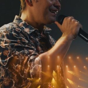 Mario Guerrero Instagram - Estar en vivo tiene una magia que es difícil de expresar con palabras. Lo que ocurrió el martes fue otra noche mágica en el @teatro_nescafe de las Artes, llena de momentos increíbles junto a @consueloschuster @alanys_lagos @davidversailles_oficial. Conté con un equipo formidable en distintas áreas y @radiopudahuel que me entregó una experiencia inolvidable. 
Agradezco a Dios por cada paso que me acerca a tantos corazones con mi música. Amo lo que hago ❤️ y estoy ansioso por compartir más canciones y vivir más historias. 
Con amor,
Mario