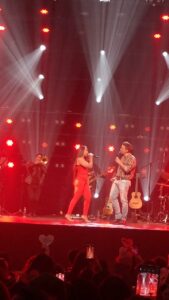 Mario Guerrero Instagram - Comenzamos con la primera sorpresa de la noche ❤️ @guerreromario y @alanys_lagos cantando juntos en el Teatro Nescafé 🎭 

#LaRadioDeChile 🇨🇱