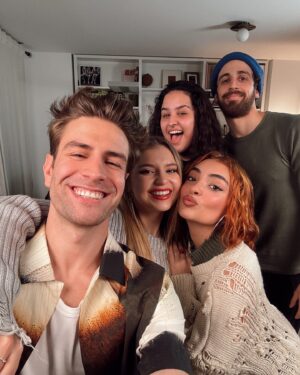 Mario Marzo Instagram - Equipazo!!!✨

Episodio del Podcast completo en @podimo_es. Comentamos la tabla de puntuación de Mario, el momento Padam Padam, la salida en Navidades y sobre todo, nos reímos mucho!

Millones de gracias Denna, Violeta y Salma por venir a pasarlo bien y ser vosotras mismas. Desde que abrimos la puerta estabais sonriendo y con unas ganas y energía que contagian.
Ha quedado un episodio espectacular y el mérito es todo vuestro ❤️ 

Ps: 30 días gratis con el link en mi bio… just saying.
.
#ot2023