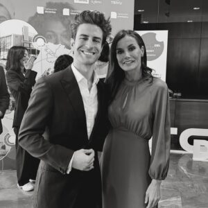 Mario Marzo Instagram - @vickyluengo Premio Princesa de Girona Arte 2024!!!!

Atónito por mi encuentro con SM la Reina, ilusionado de volver a colaborar con la @fundacionprincesadegirona y orgullosísimo de compañar a Victoria y poder colaborar junto a ella! (No sé si lloró más ella al recibir el premio o yo 😭)

Menudo fin de semana más completo… SM la Reina Letizia, Princesa de Girona y Reina Roja ;)