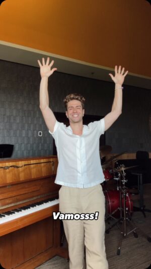 Mario Marzo Instagram - En español es más difícil y suena peor 🤣

Por fin mis 22 años de pianista clásico me permiten la excelencia en un challenge! 🎹 🔥 

Entre ensayo y ensayo del @festivalpaaxgnp pasaba el rato entretenido 😍