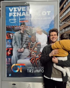 Mario Marzo Instagram - Punto final a Operación Triunfo 2023 😢

El destino ha querido que durante la Final de OT yo tenga un concierto junto al Teatro Real en Salamanca, así que ni podré verla, ni habrá tabla el martes… pero de todas formas, la final no es para valorar ni juzgar si no para disfrutar del esfuerzo y trabajazo de estos 3 meses!

Gracias @tinet_rubira y @enriclucena por esta oportunidad única y por valorar mi opinión y animarme a compartirla.
@xusojones eres el mejor mentor que he podido encontrar. Eres un ejemplo de profesional y todavía más de persona. Gracias por hacernos el trabajo tan ameno. Nadie nunca dará paso a los vídeos como tú 💃 

Gracias a los profes por cuidar, enseñar y encauzar no sólo a los concursantes si no a todas las personas que han visto 1 minuto de esta edición. Como todos los buenos profesores, estáis infravalorados.

Al jurado, gracias por asumir un trabajo tan cuestionado y que nunca se puede hacer bien. Es muy difícil criticar a unos concursantes tan buenos pero muy fácil criticar al jurado. Felicidades por esta edición.
Gracias a los 16 por darle sentido a todo esto y a todxs vosotrxs por apoyarme y uniros a un debate tan interesante sobre música y arte. Me habéis acompañado mucho.
En mi tabla os doy un 5 sobre 5.

Este proyecto ha significado mucho más para mí de lo que me imaginaba, sobre todo por hacerlo rodeado de un equipo tan cercano, trabajador y profesional; de una calidad humana indescriptible. Os lo dije ayer con lágrimas en los ojos y lo repito ahora, os voy a echar de menos de verdad. @_alejacastello @ruthjimeneztv @veronikapareja @noegalera @belenagaynor @operaciontriunfo 
Ojalá coincidamos pronto 🤍 Gracias equipo.

Todos a ver la gala el lunes a las 22h en @primevideoes y a votar!!
#ot2023