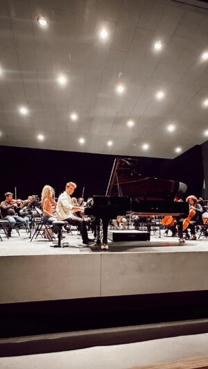Mario Marzo Instagram - Feliz Día Mundial del Piano! 🎹 
Hoy es el día 88 del año, y como el piano tiene 88 teclas… pues me acabo de enterar de esto!
Recordando Beethoven 3 junto a Juanjo Mena y la @orquestadeextremadura.
Pregunta seria, por qué elijo un tempo tan rápido si sé que luego lo voy a pasar mal? No me quiero bien? Necesito ayuda 😓