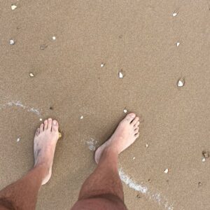 Mario de la Rosa Instagram - 🏖️ 
La sal en la piel.
Las nubes tramposas.
Los pies blancos.
El paseo solitario.
Las olas sutiles.
El crepúsculo rotundo.
El bienestar en la cara.

La parada de reseteo.
El descanso necesario.

“Si estás cansado, descansa…
pero no abandones”.

#playa #beach #break #mood