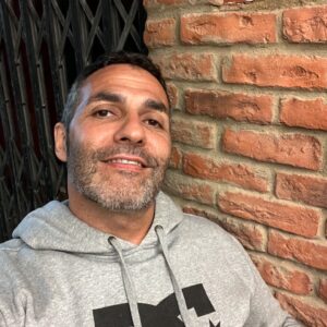 Mario de la Rosa Instagram - 🏖️ 
La sal en la piel.
Las nubes tramposas.
Los pies blancos.
El paseo solitario.
Las olas sutiles.
El crepúsculo rotundo.
El bienestar en la cara.

La parada de reseteo.
El descanso necesario.

“Si estás cansado, descansa…
pero no abandones”.

#playa #beach #break #mood