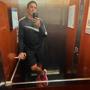Mario de la Rosa Instagram - ♦️
Vuelo rasante por Barcelona…
“Tinc quatre viatges a la targeta del metro”.

#actor #escritor #DLRS #Barcelona