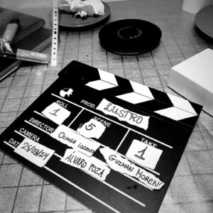 Mario de la Rosa Instagram - ♦️
A veces nos olvidamos de dónde venimos.
Perdemos perspectiva y con ella parte de la ilusión.
Siento que deberíamos bajar al barro más a menudo,
tocarlo con las manos, recordar su textura y su olor.
Saber que solo con recursos y autonomía no se llega. 
Que los mayores brotes de creatividad suelen
aparecer en los momentos de carencia y necesidad.
Que el equipo es lo más importante y el resultado es 
producto de la suma de todos nuestros talentos.
A veces uno se pone al servicio de nuevas manos 
y nuevos ojos, por lo tanto, nueva artesanía y visión.
A veces uno recuerda por qué empezó.

#lustro #cortometraje #shortfilm 
#nuevageneración #filmmakers