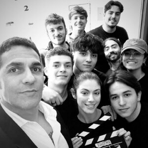 Mario de la Rosa Instagram - ♦️
A veces nos olvidamos de dónde venimos.
Perdemos perspectiva y con ella parte de la ilusión.
Siento que deberíamos bajar al barro más a menudo,
tocarlo con las manos, recordar su textura y su olor.
Saber que solo con recursos y autonomía no se llega. 
Que los mayores brotes de creatividad suelen
aparecer en los momentos de carencia y necesidad.
Que el equipo es lo más importante y el resultado es 
producto de la suma de todos nuestros talentos.
A veces uno se pone al servicio de nuevas manos 
y nuevos ojos, por lo tanto, nueva artesanía y visión.
A veces uno recuerda por qué empezó.

#lustro #cortometraje #shortfilm 
#nuevageneración #filmmakers
