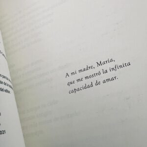 Mario de la Rosa Instagram - 💜 CARTA ABIERTA:

Pasan los años y ya nadie me pregunta por ti. Yo te recuerdo todos los días. He vuelto al hogar donde me criaste. Todos los rincones hablan de nosotros. Papá acaparó mucho estos últimos años. Pero a ninguno se nos olvida que el pegamento eras tú. Aprendí a vivir sin ti, pero contigo todo el rato, ya sabes. Ojalá hubieras visto todas las cosas bonitas que he creado solo por el hecho de dedicártelas. Mi memoria sensorial me trae tu voz, tu olor y el tacto de tus manos. Cierro los ojos y estamos juntos.

Hace poco leí (constaté) que nuestro recuerdo no durará mucho. Apenas un par de generaciones, para después diluirnos en la inmensidad del tiempo. Que somos efímeros, un segundo cósmico. Poco más que polvo de estrellas. Recuerdo que cuando “te fuiste” un amigo me dijo esto:
<<Ahora ya tienes estrella, ya nada te puede parar >>. 

Sigo improvisando en esta montaña rusa. Disfrutando de las subidas y preparándome para las bajadas. Lo mejor son los raíles que me dejaste. Lo peor, cuando no sé si subo o si bajo.

El cochecito no para, sigo haciendo camino… 
y siento que lo haces conmigo.