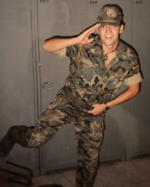 Mario de la Rosa Instagram - 🗓️ EFEMÉRIDES:

30 años del servicio militar obligatorio.
25 años de mi debut en boxeo amateur.
20 años de mi vuelta de Londres.
15 años del videobook que lo cambió todo.
10 años de mi primer rodaje para BBC.
 5 años de la publicación de mi primera novela.

La primera foto es del otro día, salí a correr y recordaba todos esos momentos. Mientras estiraba pensaba en los que vendrán. Seguimos.

#camino #vida