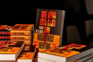 Mario de la Rosa Instagram - 🔥
Presentar una novela es una meta volante.
Llegas exhausto al lugar en el que todo empieza.
Hoy siento una resaca emocional superlativa.
Recibir tanto calor y cariño tiene sus consecuencias.
Sigo en el camino que elegí hace unos años.
Y lo hago pisando fuerte entre las llamas de la incertidumbre.

Tengo el corazón lleno, AGRADECIDO…
con las personas que me han acompañado en esta parte del viaje. Destacando a @martaflich porque es la mejor, siempre está y me conoce como nadie. A @editabundoagencialiteraria y su apoyo constante. A @libroscupula (equipo maravilloso) por creer en mi obra tanto como yo mismo y a @elcorteingles por apostar en este nacimiento y cederme un espacio @ac_culturaenvivo que, por un par de horas, convertimos en un santuario.

Esta novela, que hasta ahora era mía (nuestra) ha pasado a perteneceros. Disfrutadla, sentidla y dejad que sus llamas os abriguen y enciendan a partes iguales.

“Que arda esta casa con nosotros dentro…
Que nazca un niño de fuego”

Fotografías de @ilde.sandrin ✨

#escritor #autor #novela 
#thriller #amor #pasión