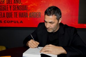 Mario de la Rosa Instagram - 🔥
Presentar una novela es una meta volante.
Llegas exhausto al lugar en el que todo empieza.
Hoy siento una resaca emocional superlativa.
Recibir tanto calor y cariño tiene sus consecuencias.
Sigo en el camino que elegí hace unos años.
Y lo hago pisando fuerte entre las llamas de la incertidumbre.

Tengo el corazón lleno, AGRADECIDO…
con las personas que me han acompañado en esta parte del viaje. Destacando a @martaflich porque es la mejor, siempre está y me conoce como nadie. A @editabundoagencialiteraria y su apoyo constante. A @libroscupula (equipo maravilloso) por creer en mi obra tanto como yo mismo y a @elcorteingles por apostar en este nacimiento y cederme un espacio @ac_culturaenvivo que, por un par de horas, convertimos en un santuario.

Esta novela, que hasta ahora era mía (nuestra) ha pasado a perteneceros. Disfrutadla, sentidla y dejad que sus llamas os abriguen y enciendan a partes iguales.

“Que arda esta casa con nosotros dentro…
Que nazca un niño de fuego”

Fotografías de @ilde.sandrin ✨

#escritor #autor #novela 
#thriller #amor #pasión
