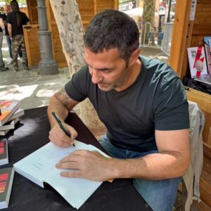 Mario de la Rosa Instagram - 📚✨
Hay una magia que encierra la literatura…
que está fuera de las páginas de los libros.
Y es que, como autor en plena promoción,
te permite conocer a tus lectores y compartir las
impresiones y sensaciones que dejan tus palabras.
Desde las críticas profesionales hasta las lectoras más exigentes, pasando por candidatas europeas o la vicepresidenta del Gobierno.
¡Larga vida a los libros y a las personas que los arropan!

#escritor #autor #novela #libros
#firmas #ferias #manchanegra
#Alcorcón #Vallecas #thriller